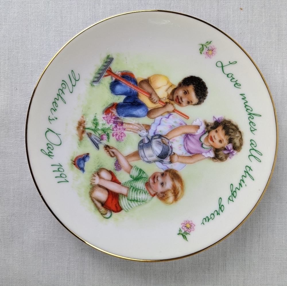 Avon 1980's-90's mother's day plates. Collectable - Picture 4 of 8
